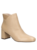 Botín beige de cuero para mujer, estilo clásico, detalles geométricos en la parte trasera, tacón ancho para estabilidad.
