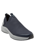 Zapatilla urbana azul para hombre, versátil y funcional para actividades diarias.