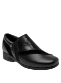 Zapato negro de cuero para mujer, ideal para ocasiones formales y laborales.