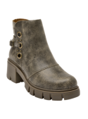 Botín casual taupe de cuero, estilo chunky con ojales metálicos y correa decorativa, perfecto para salidas informales.