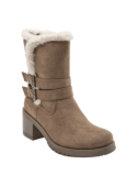 Bota boho chic café de mujer con cálido forro visible, ideal para jeans o vestidos sueltos.