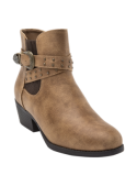 Elegante botín camel para mujer, con detalles western y taco cuadrado, perfecto para combinar con faldas o jeans ajustados.