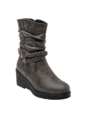Botín medio gris sintético con herraje distintivo, adaptable a situaciones casuales y semi-formales para mujer.