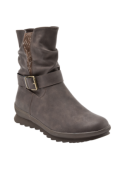 Calzado comfort-chic café para mujer, ideal con jeans o vestidos, perfecto para ocasiones informales.