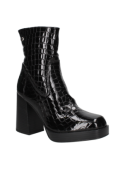 Botín de charol negro, estilo elegante y funcional, se adapta bien a jeans para un look más relajado.