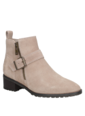 Elegante botín taupe de cuero gamuzado, versátil para reuniones sociales y contextos laborales, cómodo y atemporal.