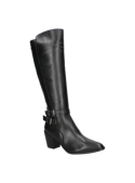 Bota negra de cuero para mujer, diseño atemporal y minimalista que complementa un look profesional en contextos formales.