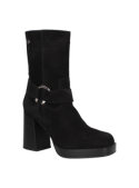 Bota negra de cuero gamuzado, estilo casual moderno, con caño sobre el tobillo y detalles metálicos elegantes.
