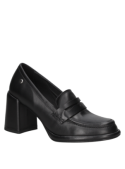 Zapato casual negro de cuero para mujer, línea suave y elegante, ideal para trajes en un entorno formal.