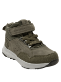 Calzado infantil verde con excelente agarre, ideal para caminar seguro en diversas superficies.
