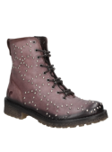 Calzado de cuero gris con tachas y suela gruesa, ideal para mujer buscando un botín funcional y resistente.