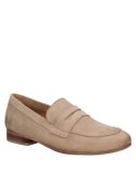 Zapato beige de cuero gamuzado, ideal para el día a día con estilo casual.