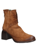 Elegante botín camel de cuero gamuzado para mujer, con taco medio y diseño versátil para múltiples conjuntos.