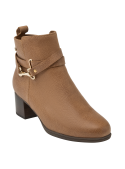 Elegante botín de cuero camel, diseñado para ofrecer confort y protección contra el frío.