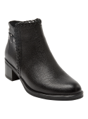 Botín negro de cuero granulado para mujer, con diseño moderno y elegante, ideal para uso diario en contextos urbanos.
