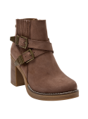 Botín de cuero café para mujer, estilo boho chic con correas cruzadas y hebillas, perfecto para un look casual.