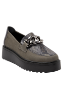 Zapato gris casual de cuero para mujer con taco plano de 5 cm y punta redonda.
