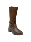 Bota casual de cuero café para mujer, detalle de broche en el borde superior, ideal para looks relajados o semi-formales.