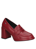 Zapato rojo de cuero para mujer, diseño minimalista y versátil, ideal para un look formal y cómodo en cenas.