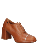 Zapato de cuero camel con taco bloque, estilo casual y sofisticado, realza el lado glamoroso de la mujer.