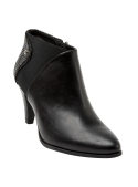Elegante botín negro de cuero para mujer, con tacón refinado, ideal para un look urbano y moderno en salidas nocturnas.