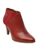 Botín de cuero rojo para mujer, diseño street style con broche metálico, adecuado para salidas a cenar o eventos sociales.