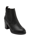 Botín de cuero negro con taco de 7.5 cm, ideal para días fríos y estilo casual.