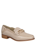 Zapato de cuero beige para mujer, estilo mocasín con adorno metálico, ideal para eventos semi-formales.