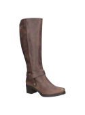 Bota de cuero café para mujer, estilo casual, con tacón medio bloque y detalles metálicos decorativos.