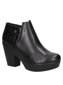 Botín de cuero negro para mujer, versátil y protector, perfecto para días fríos.