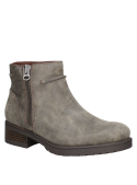 Botín de cuero taupe, diseño minimalista y versátil, ideal para combinar con jeans o vestidos en un look casual chic.