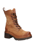 Diseño único de botín camel de cuero con taco bloque de 6.5 cm, fusiona tradición y modernidad.