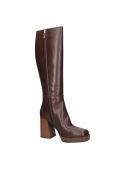 Bota de cuero café para mujer, estilo casual clásico, caña alta y tacón grueso, ideal para looks formales y urbanos.