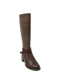 Bota de mujer marrón de cuero, estilo casual-chic, con correa decorativa y adorno metálico, ideal para días fríos.