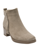 Botín taupe de cuero gamuzado para mujer, estilo boho chic, con trenza y borla, ideal para ocasiones semiformales.
