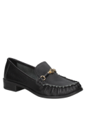 Zapato mocasín negro de cuero para mujer, estilo casual y clásico, con costuras visibles y cadena metálica decorativa.
