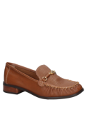 Zapato mocasín de cuero café para mujer, estilo casual con costuras visibles y cadena metálica decorativa.