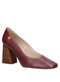 zapato burdeo de cuero para mujer, estilo casual, con diseño clásico y elegante, ideal para reuniones o eventos formales.