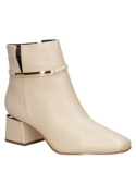 Botín beige de cuero para mujer, estilo casual y elegante, con detalle de tira delgada y aplique metálico en el tobillo.