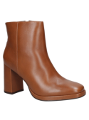 Botín de cuero café para mujer, estilo casual y minimalista, con diseño elegante y líneas limpias, ideal para uso versátil.