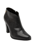 Botín de vestir negro, cuero con detalle metálico, tacón alto y punta redondeada, perfecto para un look sofisticado.