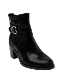Botín negro de cuero con diseño elegante, correa cruzada y hebilla, perfecto para combinar con jeans o faldas.