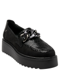 Caña de 7 cm en zapato negro casual de cuero para mujer, versátil y elegante.