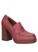 Elegante mocasín guinda de cuero con tacón cuadrado, ideal para reuniones de trabajo o salidas con un toque de formalidad.