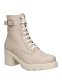 Botín de cuero taupe con cierre de cordones, diseño utilitario que complementa chaquetas de cuero o abrigos largos.