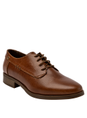 Textura del cuero café en zapato oxford, estilo casual para mujer.