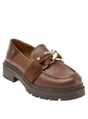 Zapato mocasín café de cuero para mujer, diseño elegante, acabado liso y cadena decorativa en el empeine.