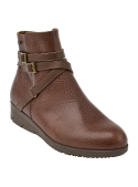 Botín café de cuero para mujer, estilo casual, perfecto para días fríos.
