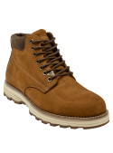 Botín camel de cuero gamuzado, estilo utilitario, suela con patrón de tracción, perfecto para un look urbano y práctico.