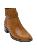 Botín camel de cuero para mujer, casual minimalista, con hebilla y detalle metálico. Ideal para diversas ocasiones.